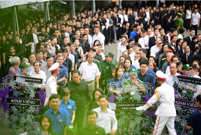 Long lines of people in front of the Reunification Hall in Ho Chi Minh City on July 26, 2024. Photo: Quang Dinh / Tuoi Tre