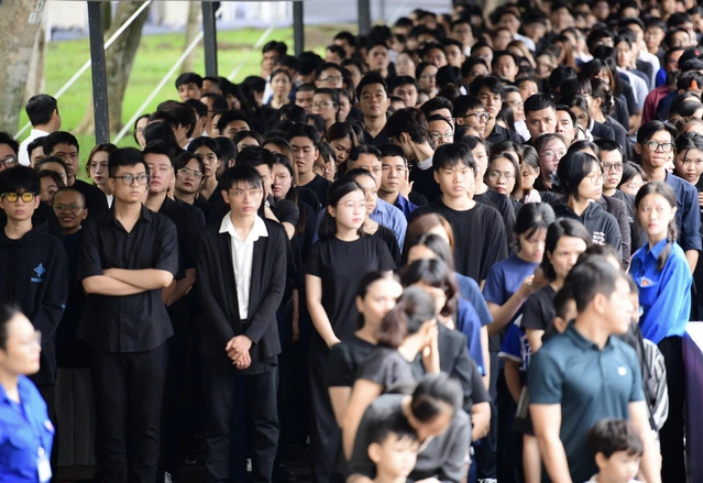 Long lines of people in front of the Reunification Hall in Ho Chi Minh City on July 26, 2024. Photo: Quang Dinh / Tuoi Tre