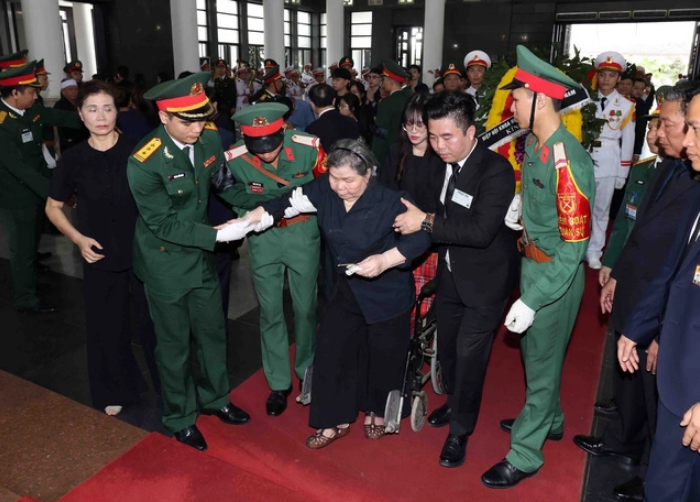 Dang Thi Phuc, 92, the elementary teacher of Party General Secretary Nguyen Phu Trong in 1956, comes to the National Funeral Hall in Hanoi to pay homage to her old student despite her bad health on July 26, 2024. Photo: Vietnam News Agency