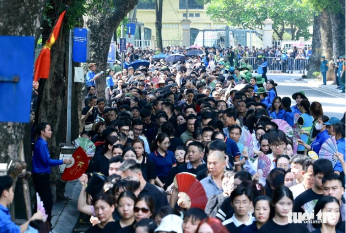 Tens of thousands of people queue up for their turns to pay last respects to the Party chief on July 26, 2024. Photo: Nguyen Khanh / Tuoi Tre