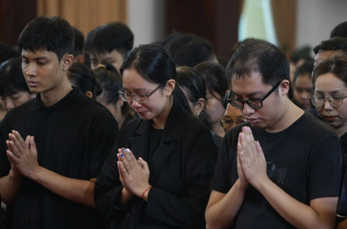 Young people are touched before the portrait of Party General Secretary Nguyen Phu Trong in the Reunification Hall in Ho Chi Minh City on July 26, 2024. Photo: Huu Hanh / Tuoi Tre