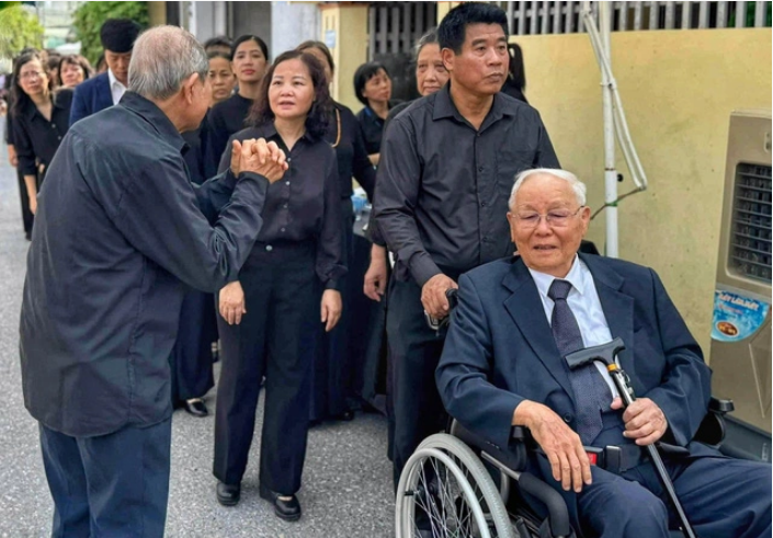 Nguyen Trong Vinh (on the wheelchair), the 91-year-old teacher of Party General Secretary Nguyen Phu Trong when the Party leader was in grade 10 at Nguyen Gia Thieu High School in Hanoi. He flew from Germany to Hanoi to pay homage to his old student on July 26, 2024. Photo: Hong Quang / Tuoi Tre