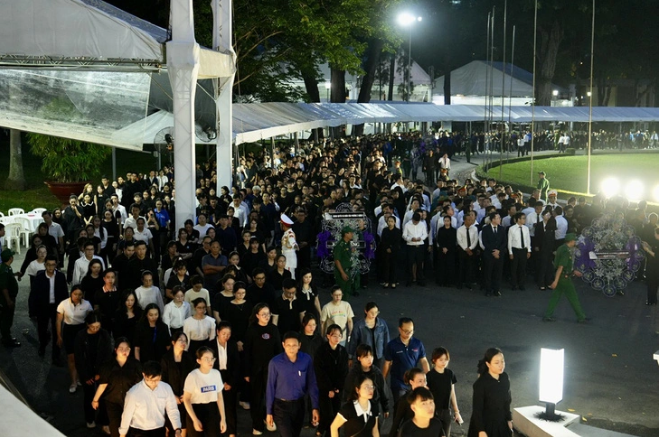 A large number of people in front of the Reunification Hall in Ho Chi Minh City on July 25, 2024. Photo: Huu Hanh / Tuoi Tre