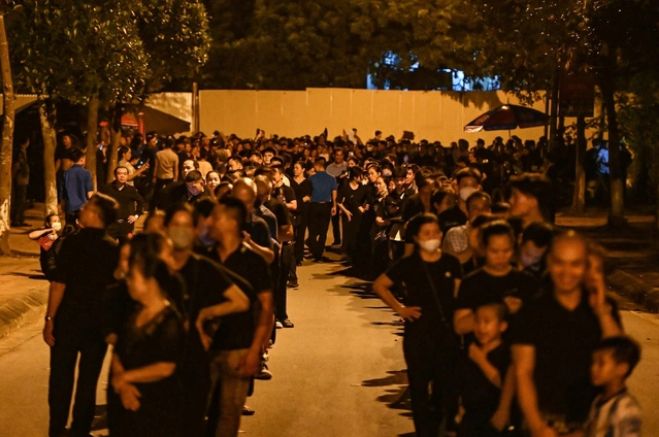 People queue up in front of the communal house of Lai Da Village, Dong Hoi Commune, Dong Anh District, Hanoi on July 25, 2024. Photo: Hong Quang / Tuoi Tre