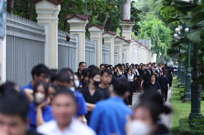 Residents line up in front of the Reunification Hall in Ho Chi Minh City on July 26, 2024. Photo: Phuong Quyen / Tuoi Tre