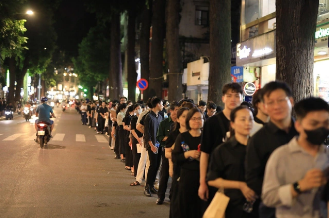 Many people wait in front of the National Funeral Hall in Hanoi until late at night on July 25, 2024. Photo: Danh Khang / Tuoi Tre