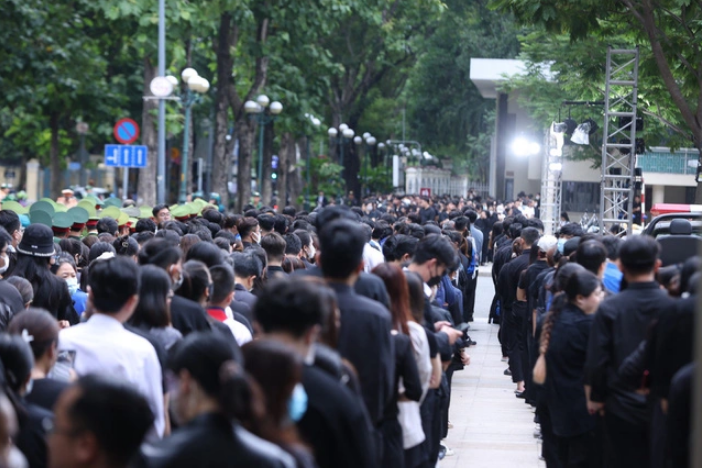 Residents line up in front of the Reunification Hall in Ho Chi Minh City on July 26, 2024. Photo: Phuong Quyen / Tuoi Tre