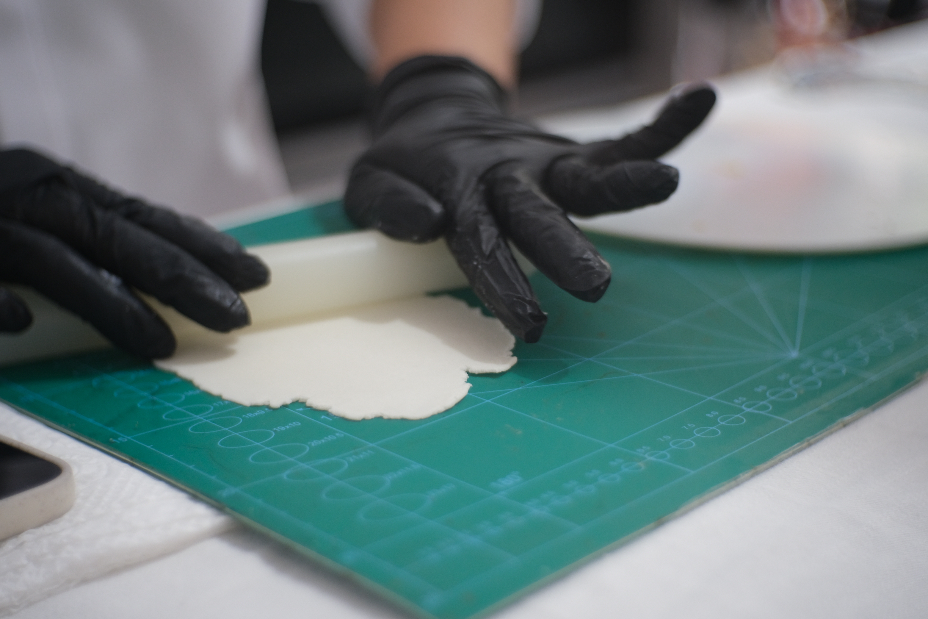 Nguyen Huu Thien An is flattening a piece of fondant to paint on it. Photo: Ngoc Phuong / Tuoi Tre News