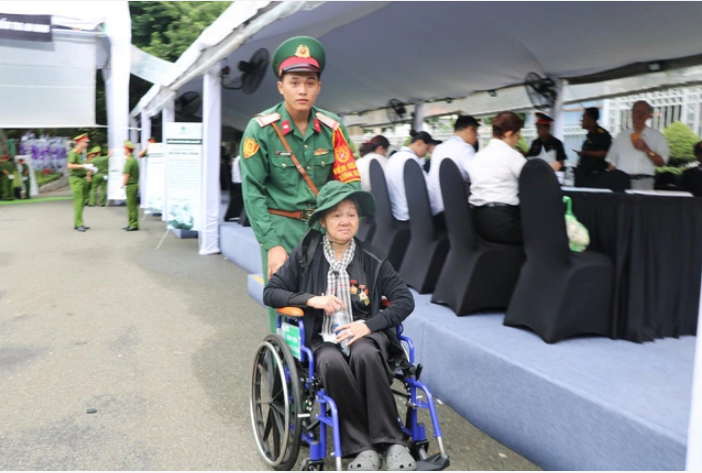 Tran Thi Kim Hien (on the wheelchair), a 68-year-old resident in District 12, Ho Chi Minh City, comes to the Reunification Hall to pay her last respects to the Party leader despite her poor health and weak legs on July 26, 2024. Photo: Cam Nuong / Tuoi Tre