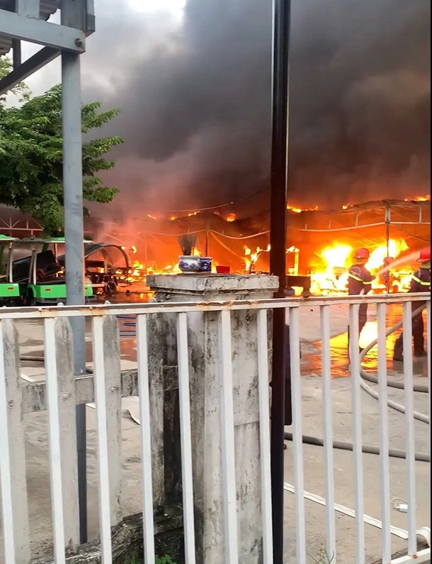 Firefighters put out an electric car fire in Hoi An City, Quang Nam Province, central Vietnam, July 26, 2024. Photo: Pham Sanh