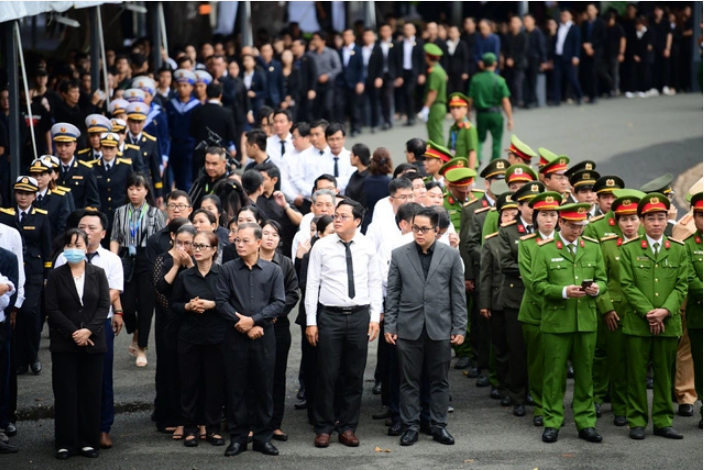 Long lines of people in front of the Reunification Hall in Ho Chi Minh City on July 26, 2024. Photo: Quang Dinh / Tuoi Tre