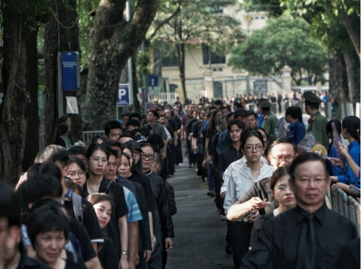 People form lines of several kilometers to wait to pay homage to Party General Secretary Nguyen Phu Trong on July 26, 2024. Photo: Pham Tuan / Tuoi Tre