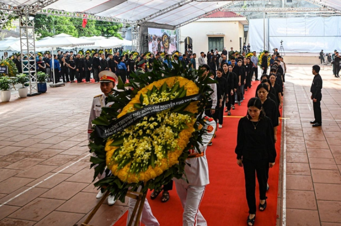 Long lines of people in front of the communal house of Lai Da Village, Dong Hoi Commune, Dong Anh District, Hanoi on July 26, 2024. Photo: Hong Quang / Tuoi Tre