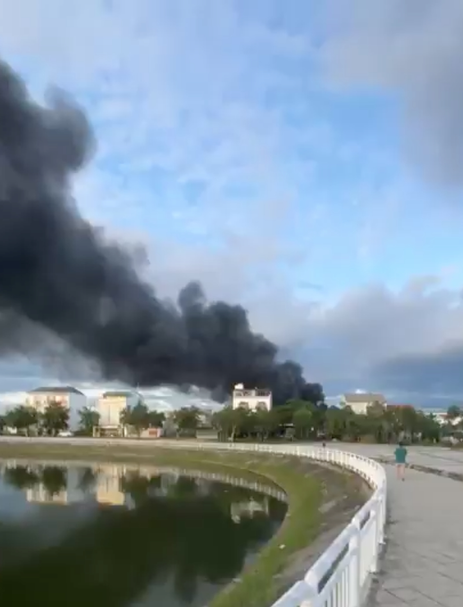 An enormous column of smoke rises from a fire which destroyed 21 electric sightseeing cars in Hoi An City, Quang Nam Province, central Vietnam, July 26, 2024. Photo: Pham Sanh