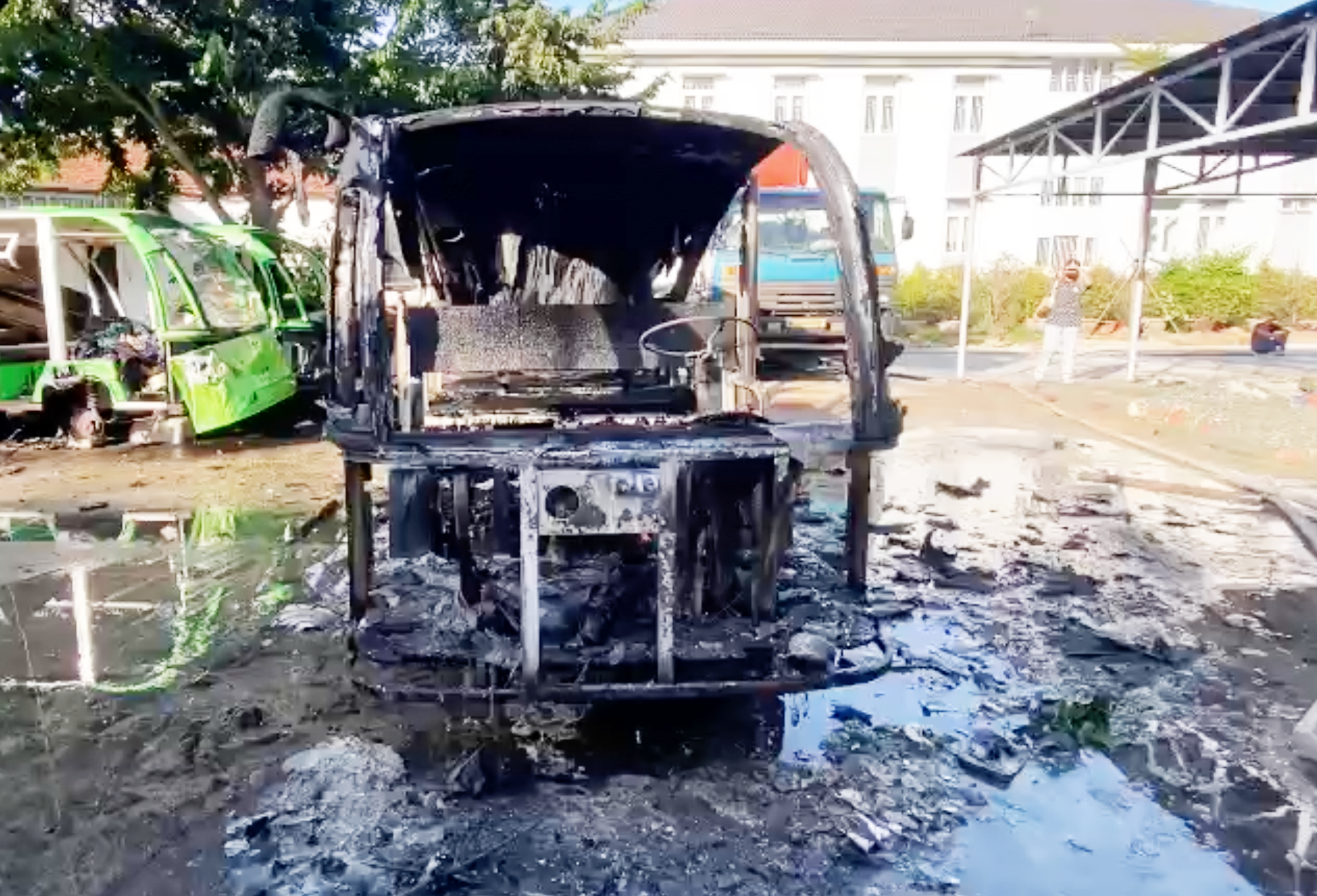 A fire-hit electric sightseeing car in Hoi An City, Quang Nam Province, central Vietnam, July 26, 2024. Photo: Ba Thanh