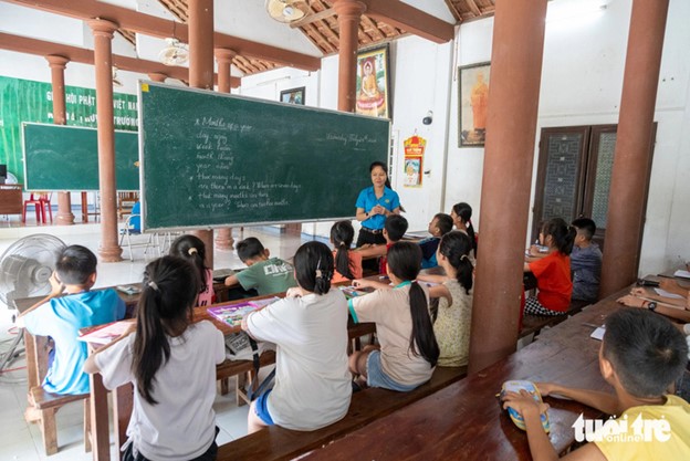 Teachers help students review knowledge and provide them with positive energy. Photo: Hoang Tao / Tuoi Tre