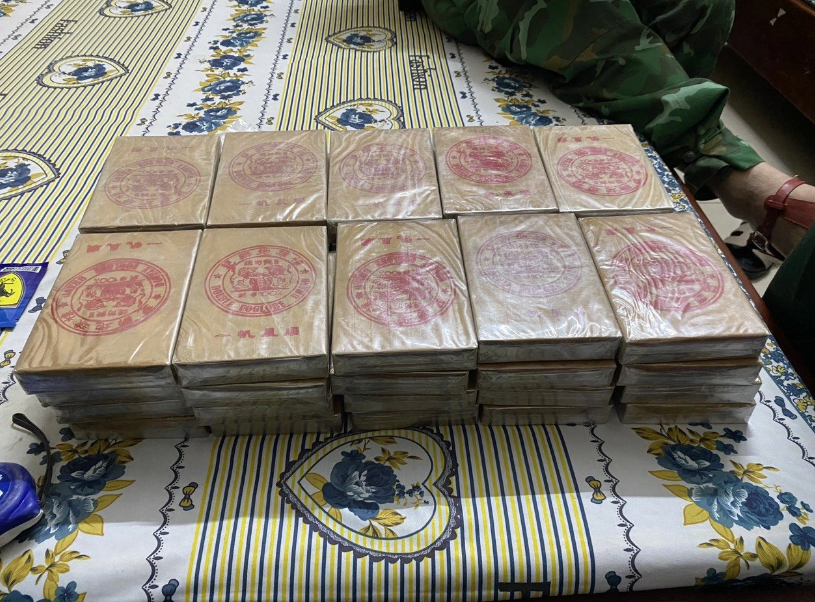 40 bricks of heroin seized after the border guard in Quang Tri Province, north-central Vietnam detained a girl for transporting illegal drugs from Laos into Vietnam. Photo: Phuoc Trung / Tuoi Tre