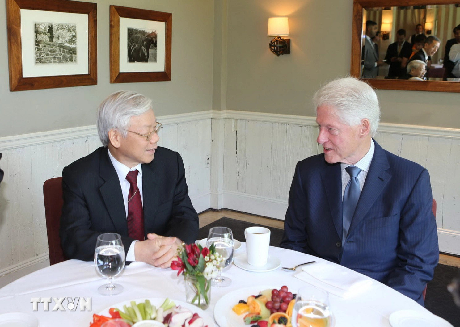 General Secretary of the Communist Party of Vietnam Central Committee Nguyen Phu Trong (L) meets with former U.S. President Bill Clinton at the latter's residence in New York, the U.S., July 10, 2015. Photo: Vietnam News Agency