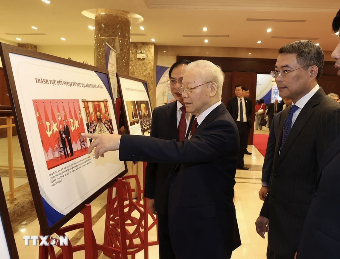 General Secretary of the Communist Party of Vietnam Central Committee Nguyen Phu Trong tours an exhibition featuring Vietnam’s foreign policy achievements at the  32nd National Diplomatic Conference held in Hanoi in December 2023. Photo: Vietnam News Agency