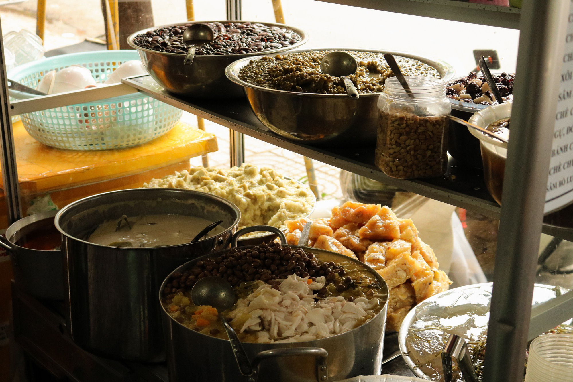 Iconic sweet soup shop thrives for half a century in southern Vietnam