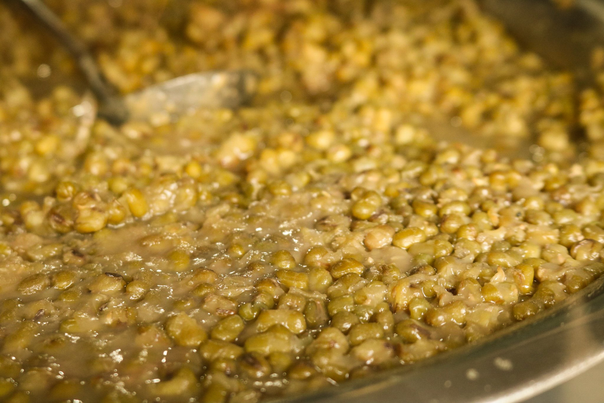 Different types of beans used in ‘chè’ (Vietnamese sweet dessert soup) offered at Nguyen Thi Thu Ha’s shop on Vo Thanh Long Street in Thu Dau Mot City, Binh Duong Province, southern Vietnam. Photo: Dang Khuong / Tuoi Tre