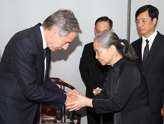 U.S. Secretary of State Antony J. Blinken (L) offers condolences to Ngo Thi Man, the spouse of Vietnam’s Party General Secretary Nguyen Phu Trong, over the Vietnamese Party leader's passing on July 19, 2024. Photo: Vietnam News Agency