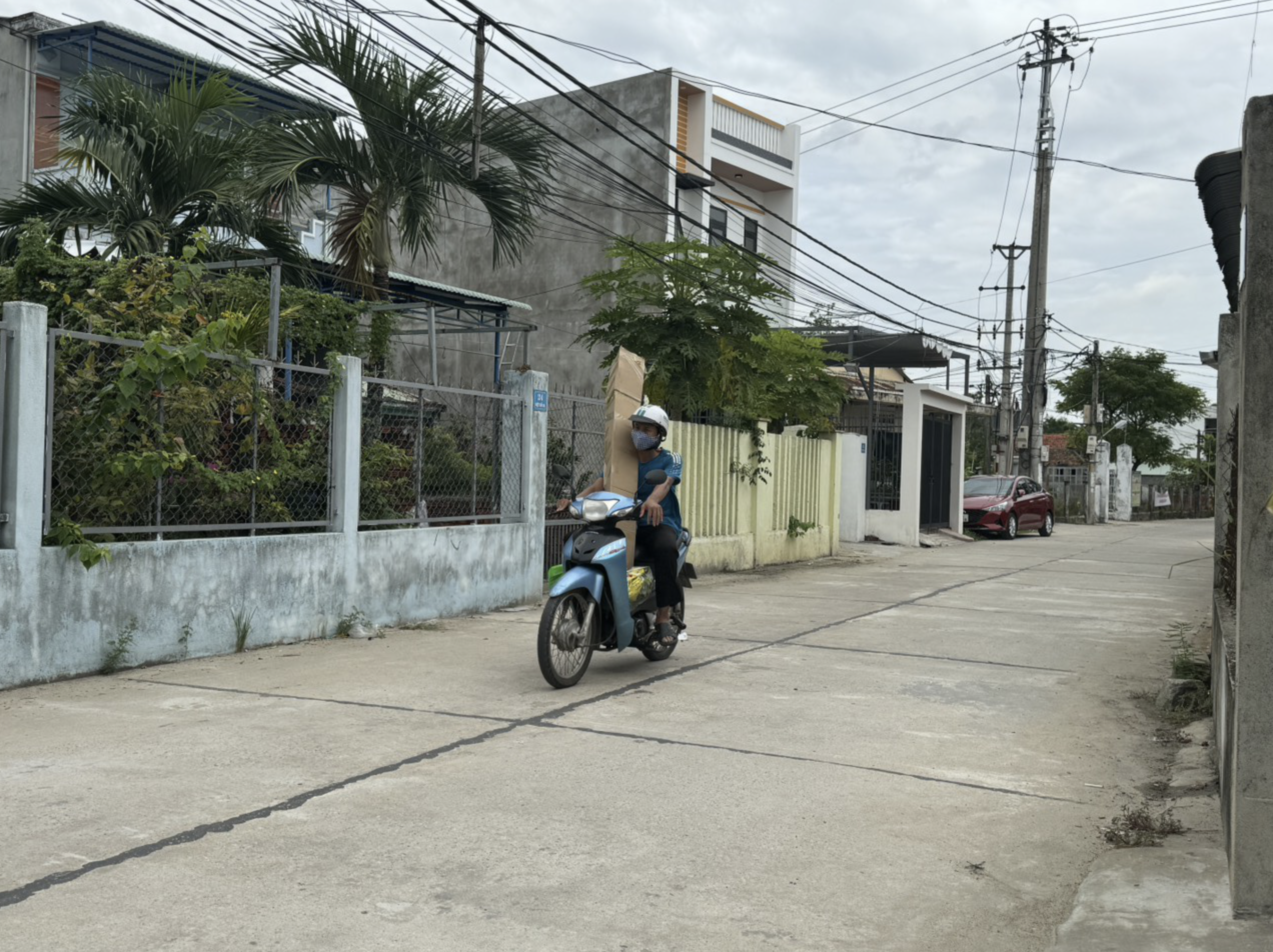 Residents in Quang Nam Province feel the strong shaking of a quake originating from neighboring Kon Tum Province on July 28, 2024. Photo: Le Trung / Tuoi Tre