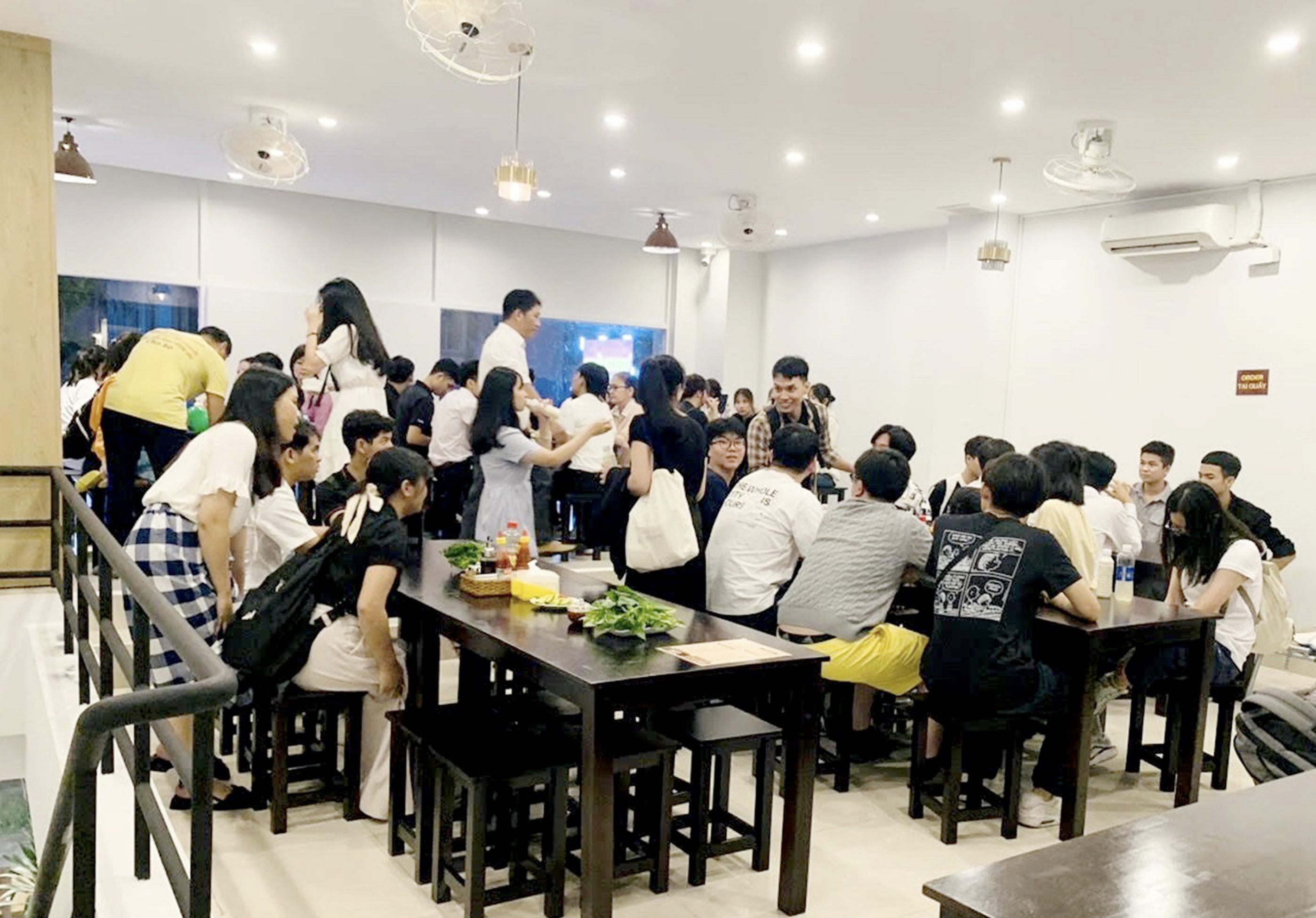 South Koreans crowd the ‘Pho Sung’ eatery in the Sky Garden 3 area in the Phu My Hung urban area in District 7, Ho Chi Minh City. Photo: Thao Thuong / Tuoi Tre