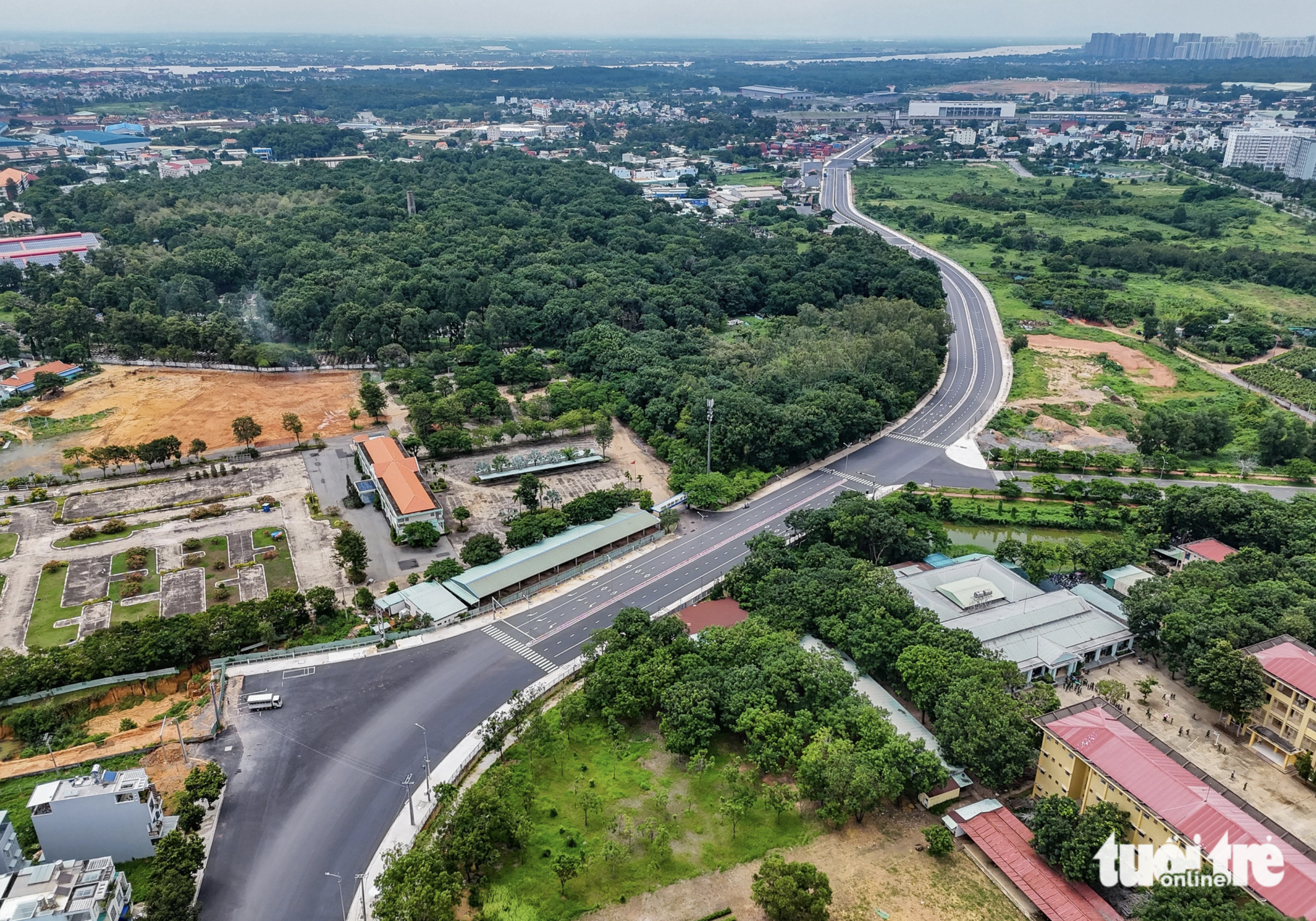 A bird’s eye view of a section of the road running from Hanoi Highway in Ho Chi Minh City to National Highway 1K in Binh Duong Province. Photo: Chau Tuan / Tuoi Tre