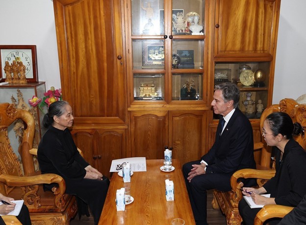 U.S. Secretary of State Antony J. Blinken (R, 2nd) talks with Ngo Thi Man, the spouse of Party General Secretary Nguyen Phu Trong. Photo: Vietnam News Agency