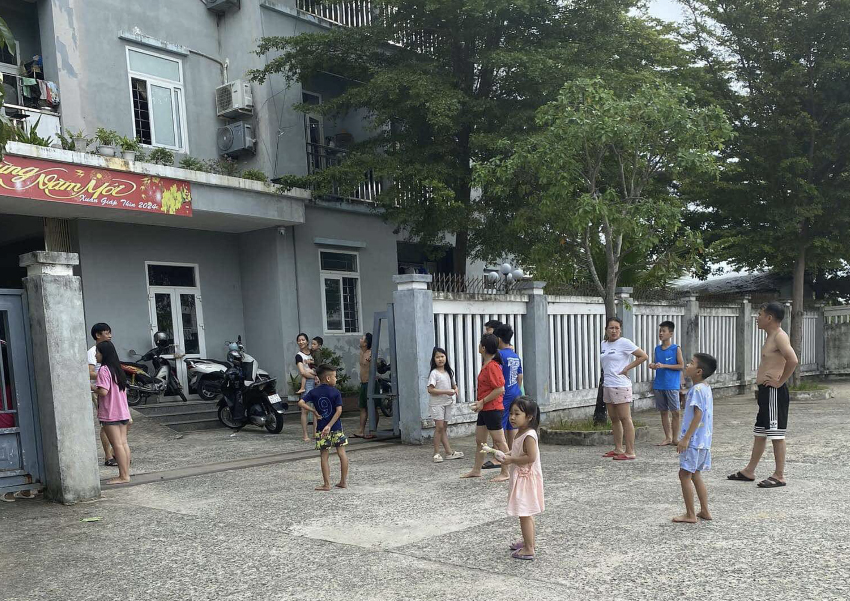 Many dwellers of an apartment block in Da Nang City run outside after experiencing the shaking of a quake. Photo: Supplied