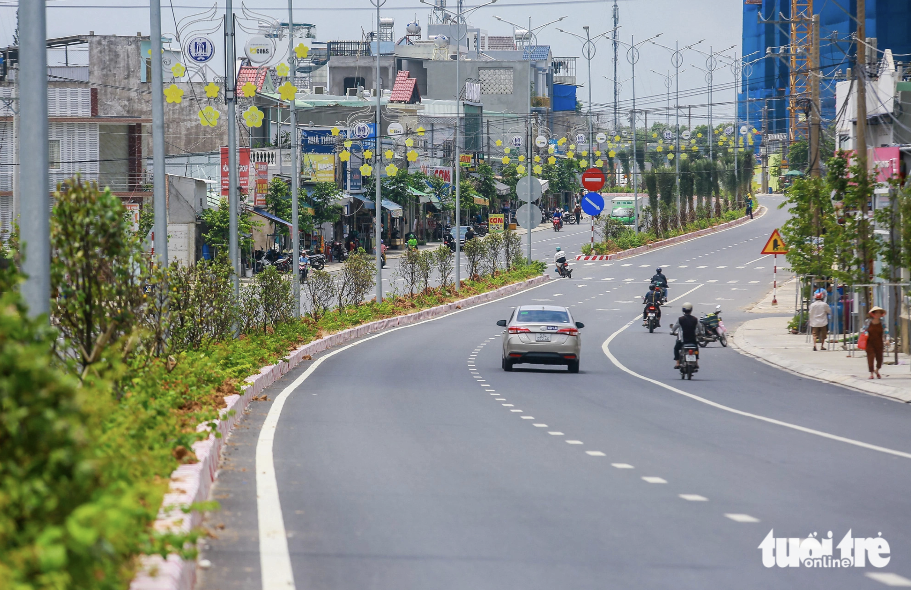 A photo of  median strips adorned with greenery on the road linking Di An City, Binh Duong Province and the new Mien Dong (Eastern) Bus Station in Ho Chi Minh City. Photo: Ba Son / Tuoi Tre