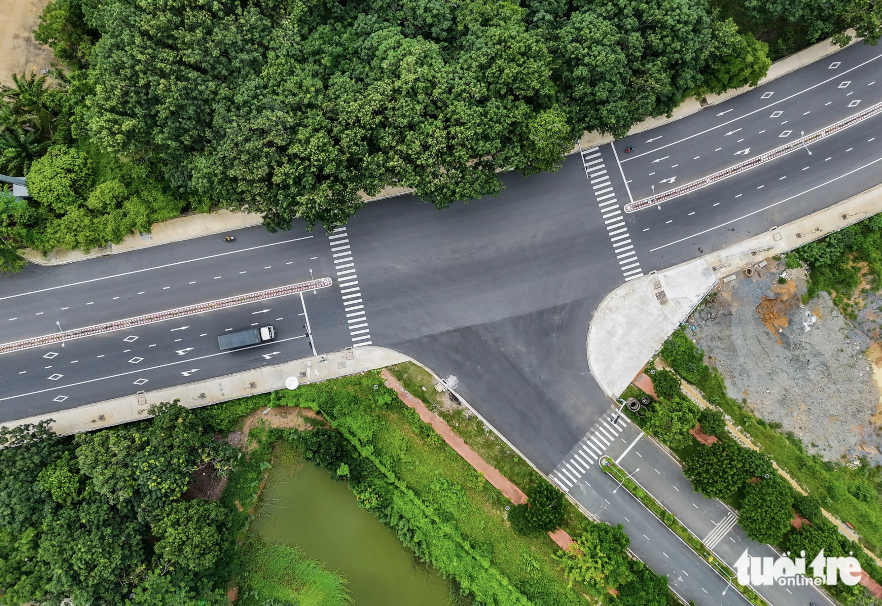 An intersection between the east-west road and a road leading to the complex of universities under the Vietnam National University-Ho Chi Minh City. Photo: Ba Son / Tuoi Tre