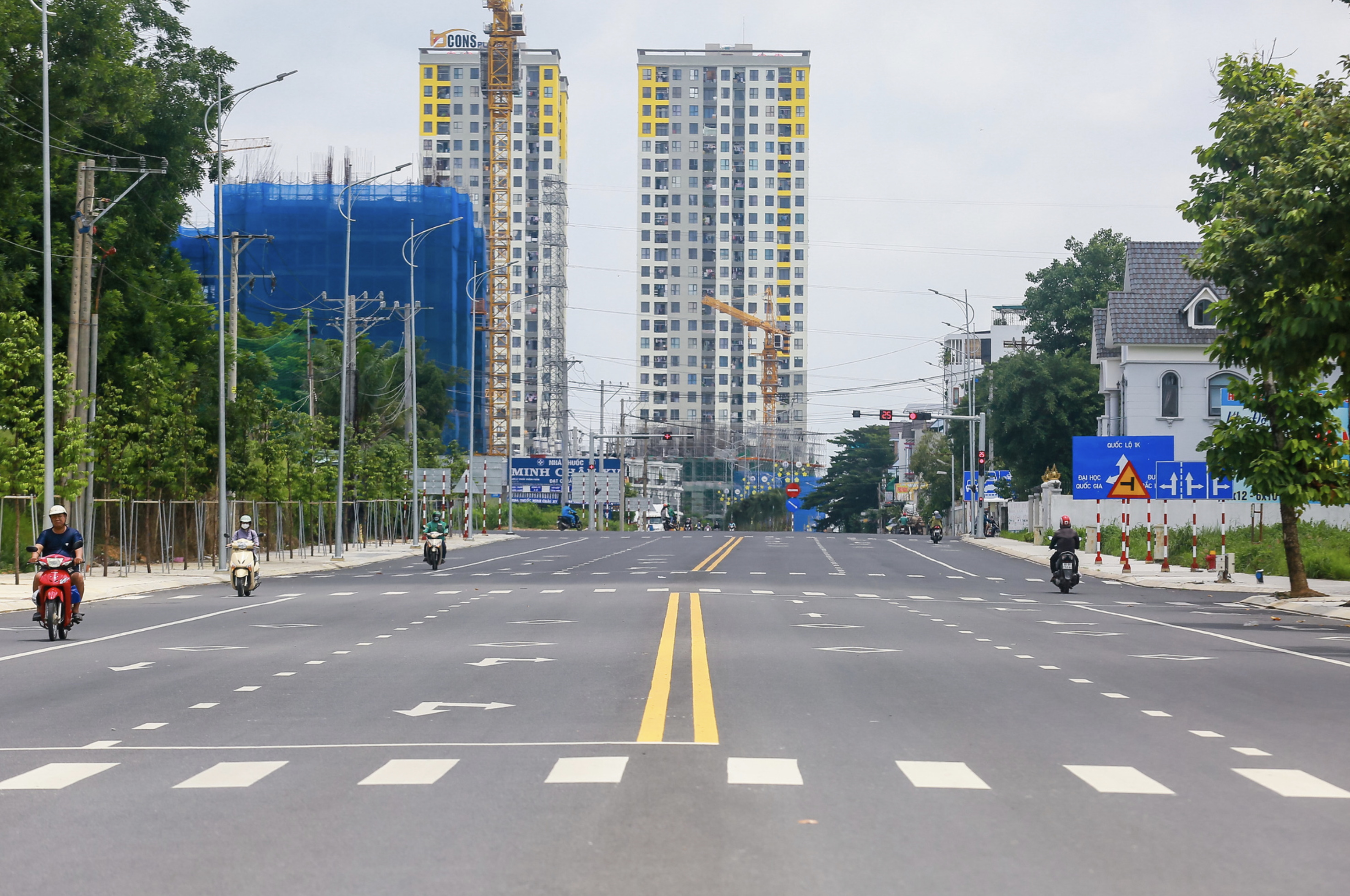 A section of the six-lane road stretching from Di An City, Binh Duong Province to Thu Duc City, Ho Chi Minh City. Photo: Chau Tuan / Tuoi Tre