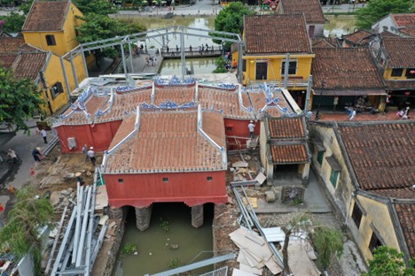 The back of Cau Pagoda.