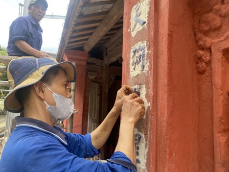 Workers pay attention to every detail of the pagoda during the restoration.