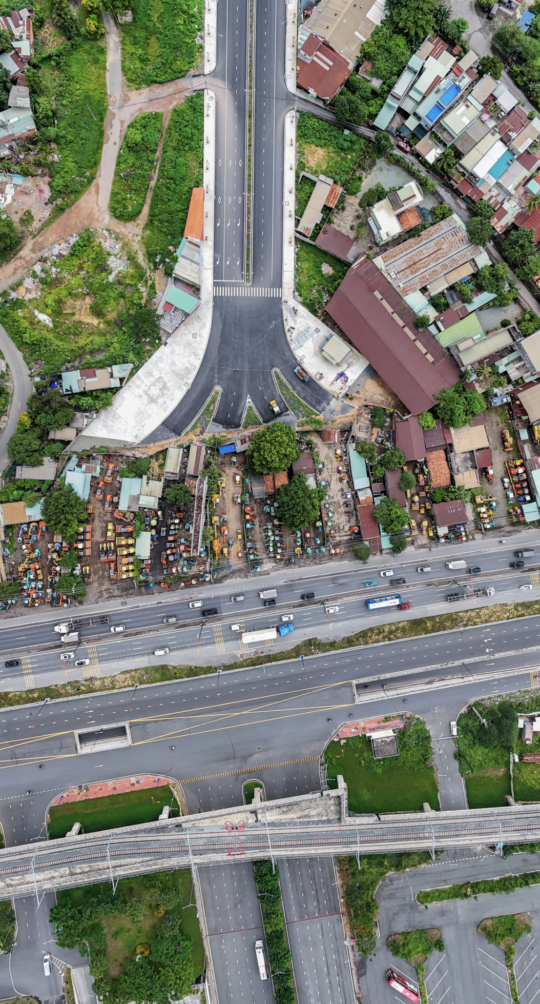 The nearly-50-meter-long final section of the road connecting with Hanoi Highway and the new Mien Dong Bus Station is still facing obstacles over site clearance. Authorities and relevant units are working to remove the obstacles to quickly put the entire road into use. Photo: Ba Son / Tuoi Tre