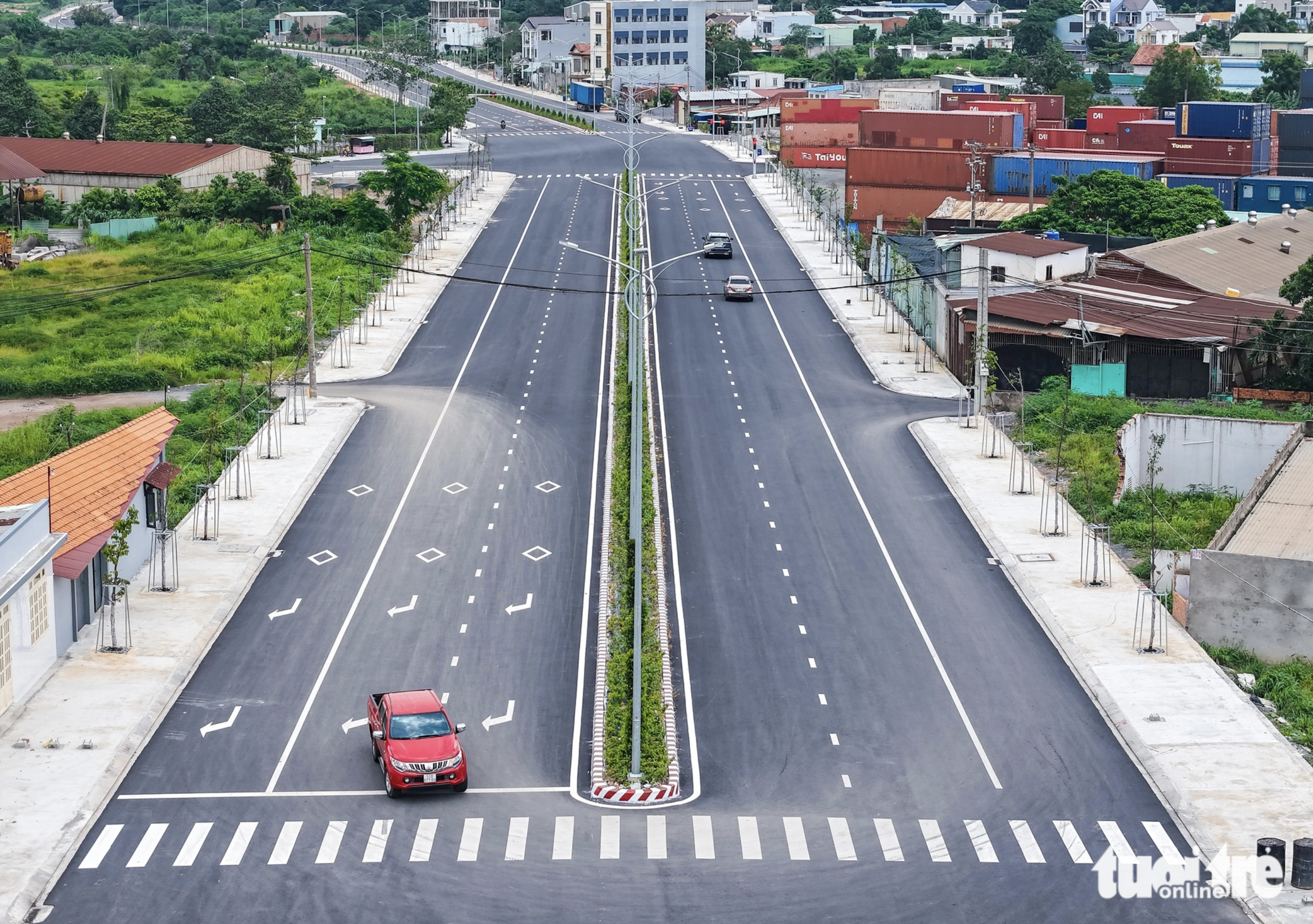 The three-kilometer-long and six-lane road is regarded as one of the most breathtaking routes in Di An City, Binh Duong Province. Photo: Chau Tuan / Tuoi Tre