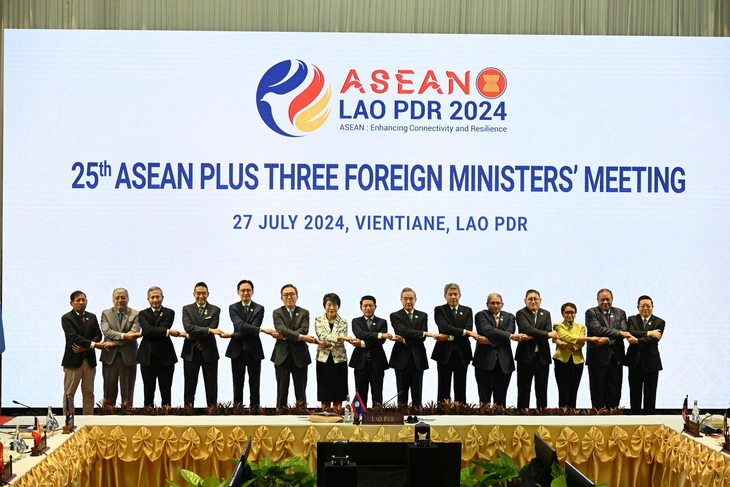 Delegates hold hands at the 25th ASEAN Plus Three Foreign Ministers’ Meeting in Vientiane, Laos, July 27, 2024. Photo: Vietnam’s Ministry of Foreign Affairs