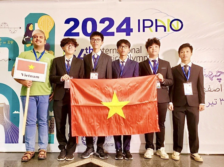 Vietnam wins 2 gold medals at International Physics Olympiad