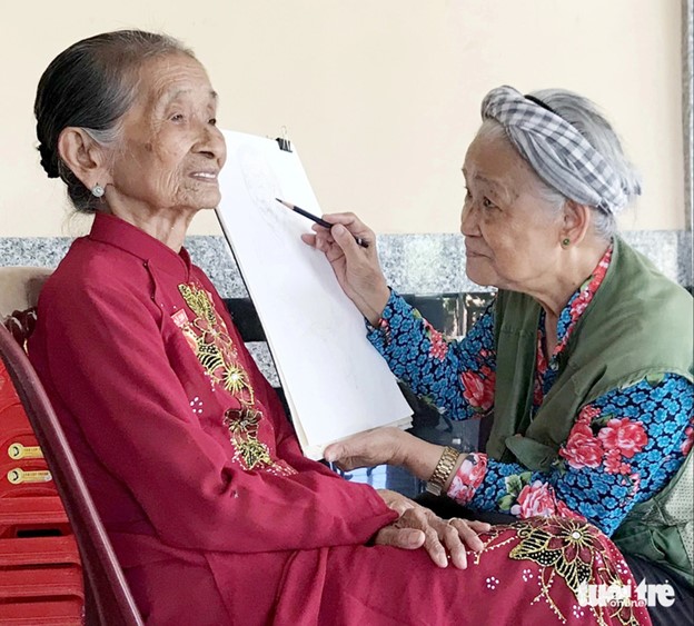 Septuagenarian Vietnamese artist rides cross-country to paint heroic mothers