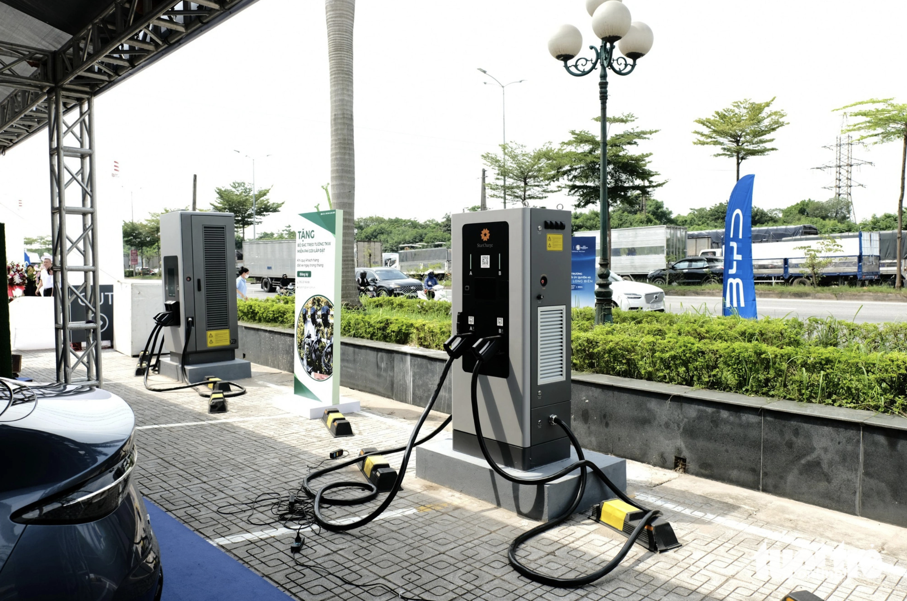 Charging stations operate round the clock at the BYD Bitcar showrooms. Photo: Duy Khanh / Tuoi Tre