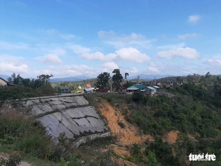 This image shows houses in Dak Tang village in Kon Plong District, Kon Tum Province, Vietnam’s Central Highlands region, where locals are worried about living in an earthquake-prone area. Photo: Tran Huong / Tuoi Tre