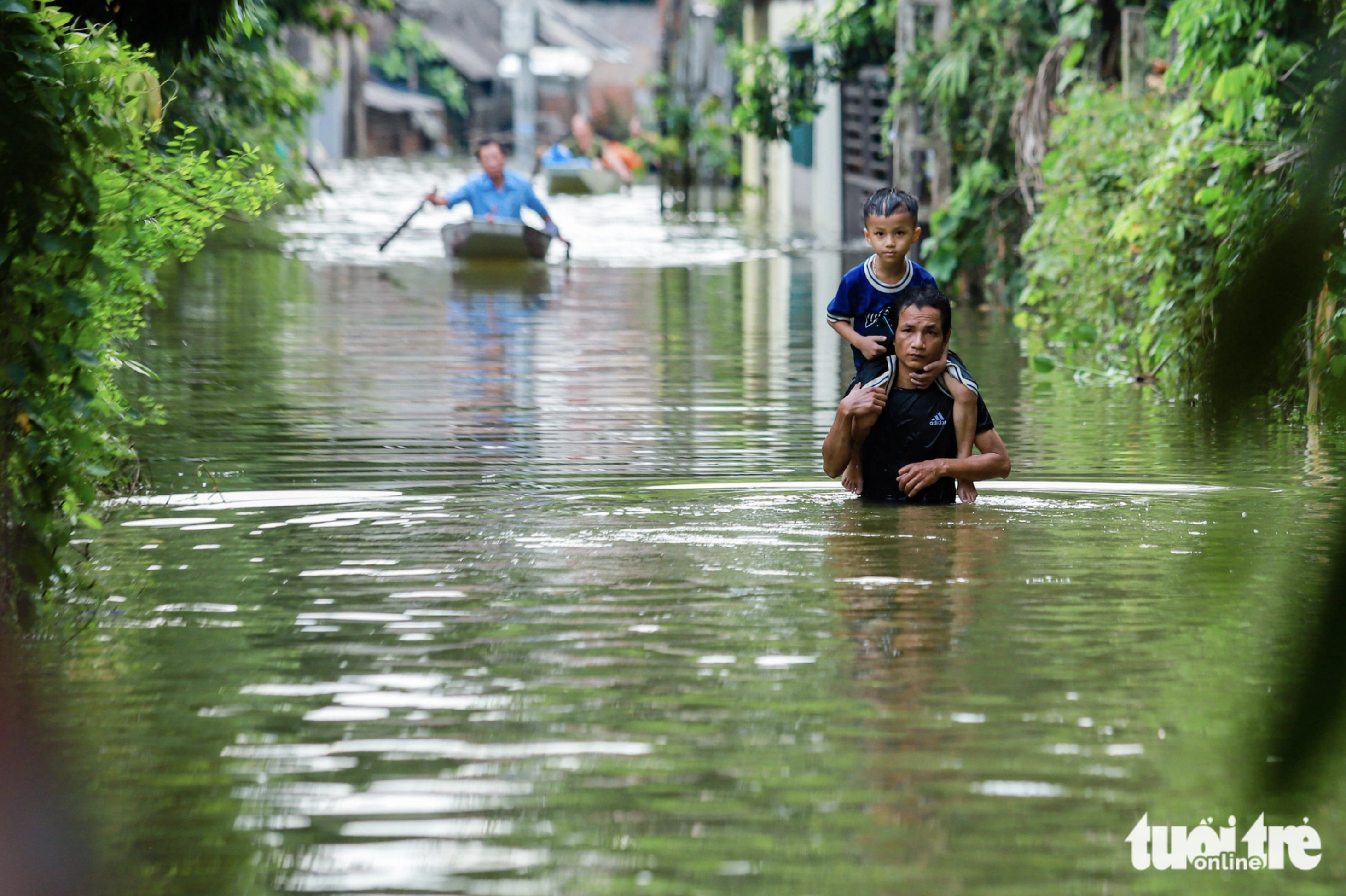 A man wades through a heavily-flooded street. Photo: Quang Vien / Tuoi Tre