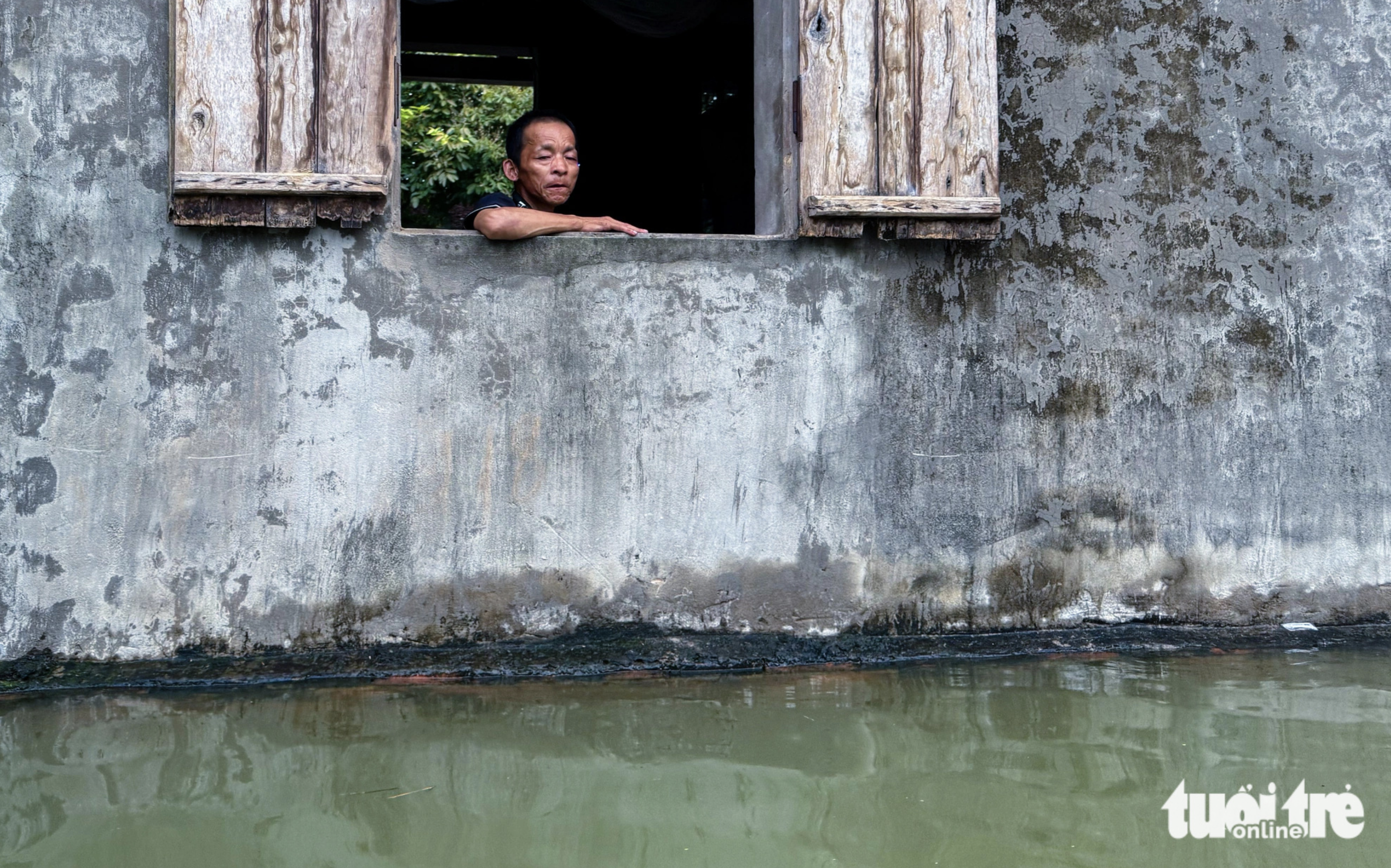 Heavy flooding turns the daily life of residents in Hanoi’s suburban districts upside down. Photo: Quang Vien / Tuoi Tre