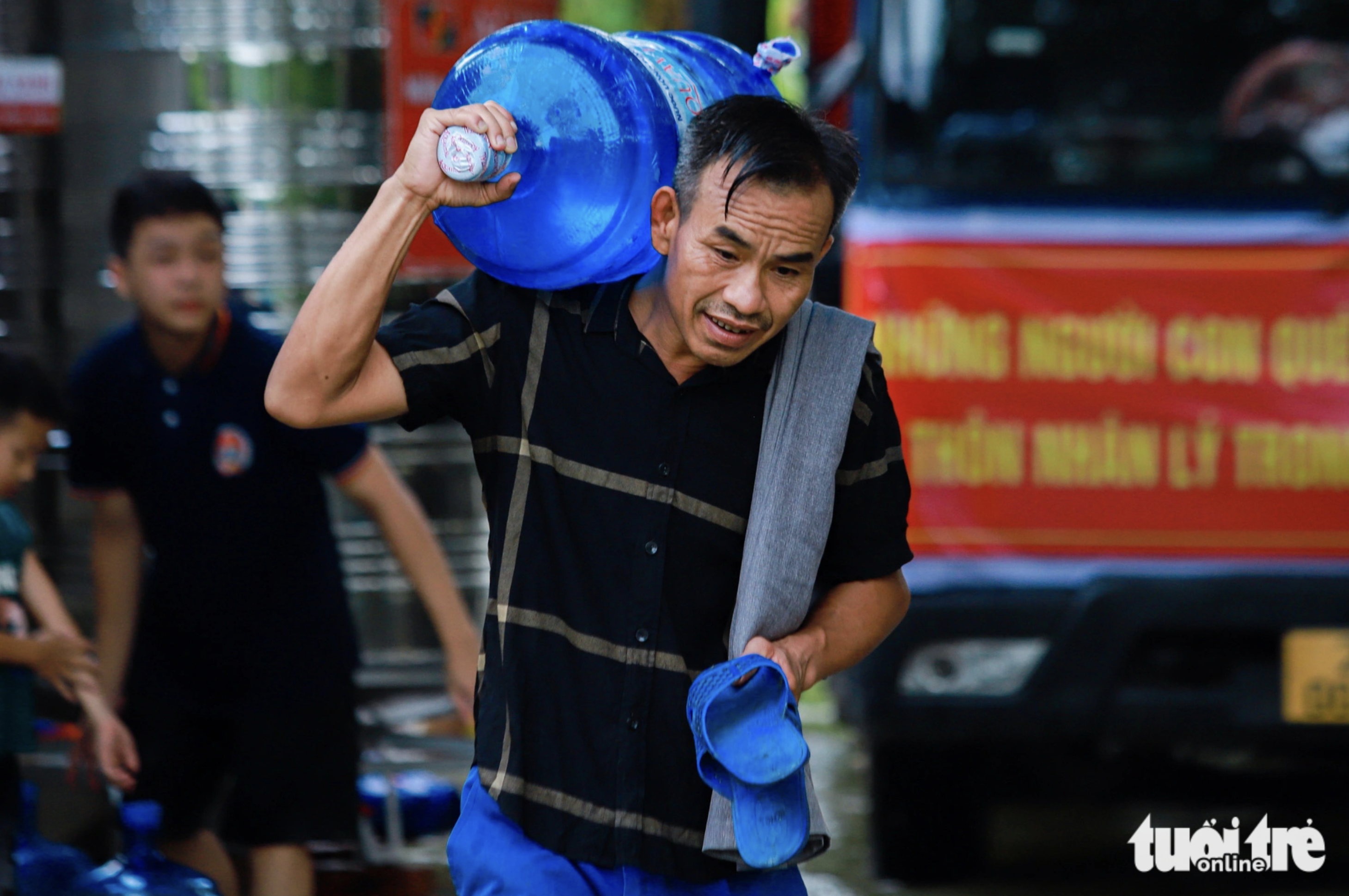 Drinking water supplied to flood-hit households in Hanoi’s suburban districts. Photo: Quang Vien / Tuoi Tre