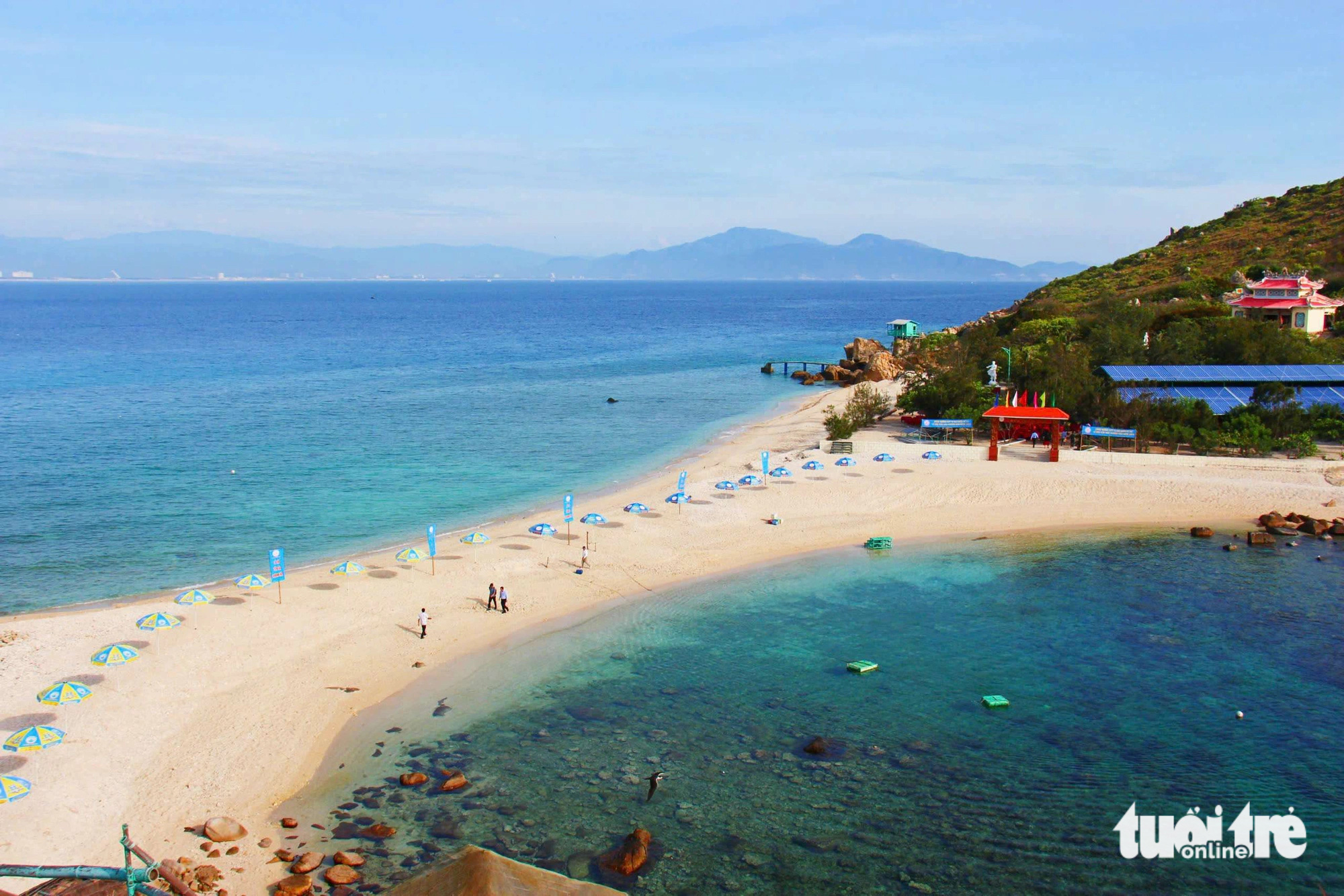 A unique twin beach on Yen Island in Nha Trang Bay, Khanh Hoa Province, south-central Vietnam. Photo: Tran Hoai / Tuoi Tre