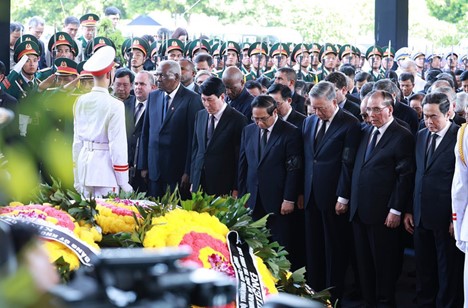 Incumbent and former leaders of the Party and state of Vietnam as well as international guests observe a one-minute silence to pay tribute to the deceased Party leader on July 26, 2024. Photo: Vietnam News Agency