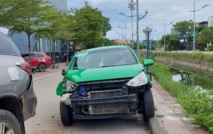 This image shows the Mai Linh taxi cab whose driver was allegedly killed by a group of three young Chinese nationals in central Vietnam’s Quang Ngai Province on July 27, 2024. Photo: L.T. / Tuoi Tre