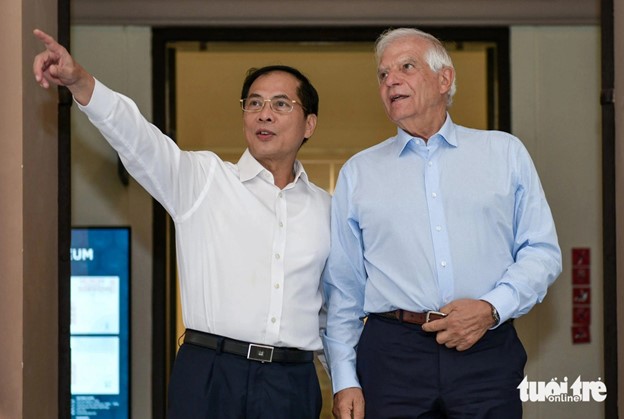 Minister Bui Thanh Son (L) and Borrell visit the Vietnam National Fine Arts Museum in Hanoi on July 30, 2024. Photo: Nam Tran / Tuoi Tre